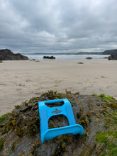 Load image into Gallery viewer, Close-up of Surf Claw ergonomic surfboard grip