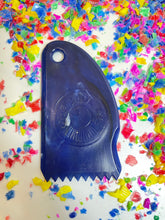 Load image into Gallery viewer, Eco Wax Comb - Recycled Beach Plastic
